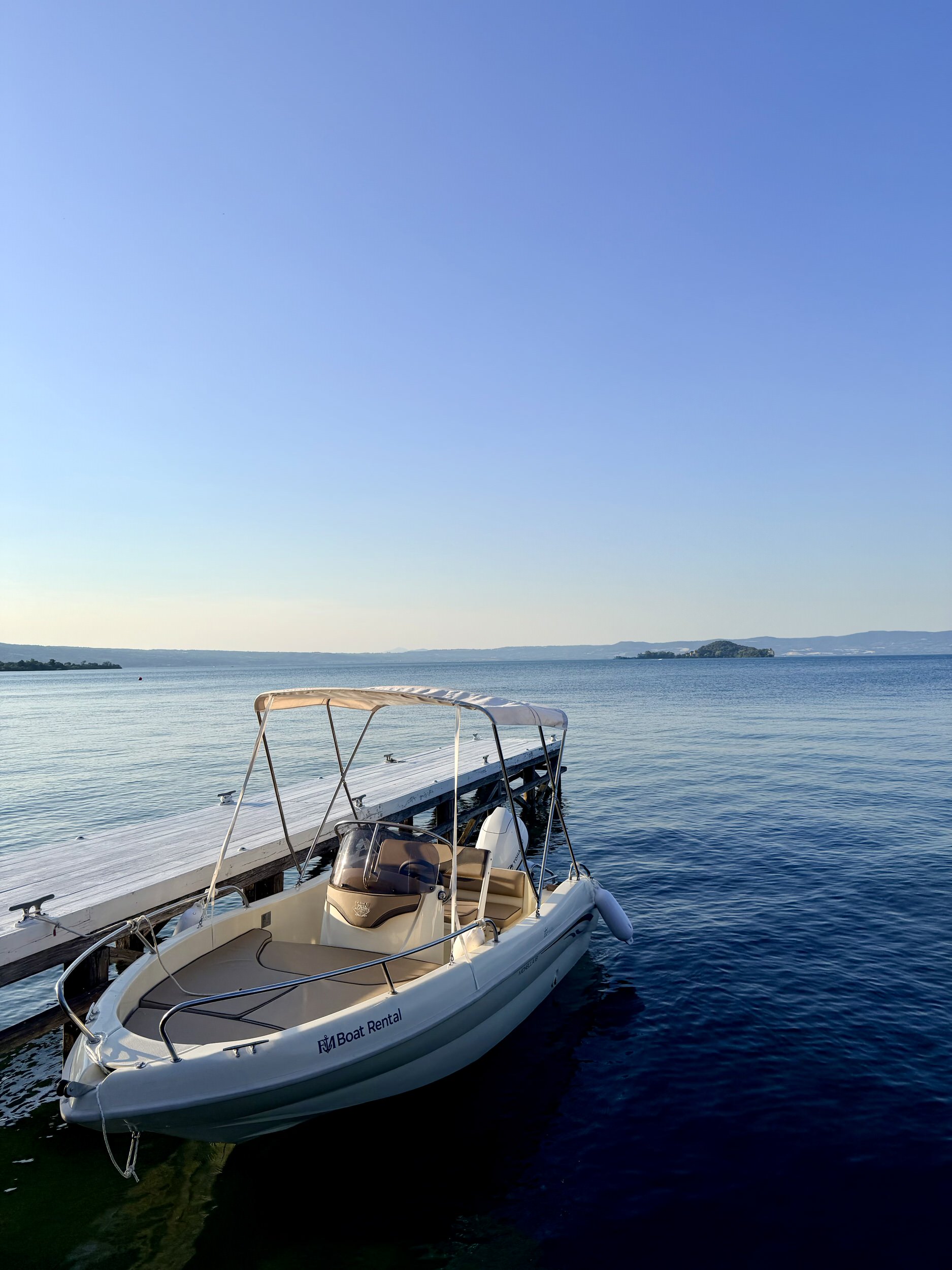 Monella 18 Ta Mare a noleggio sul Lago di Bolsena con vista sulle isole