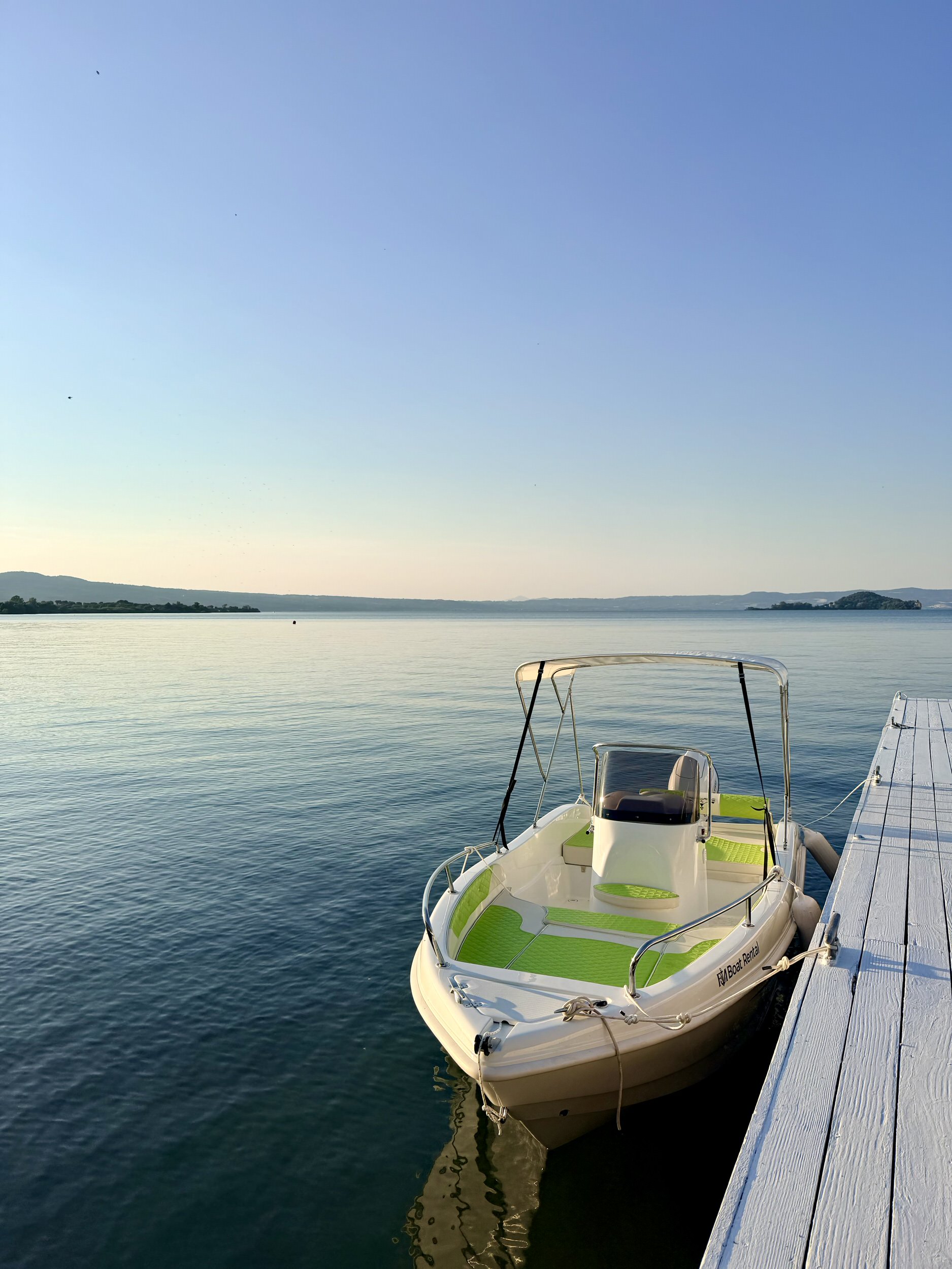 Trimarchi Enica 53S firmata F&M Boat Rental, pronta per il noleggio sul Lago di Bolsena tra Marta, Capodimonte e le acque della Tuscia.